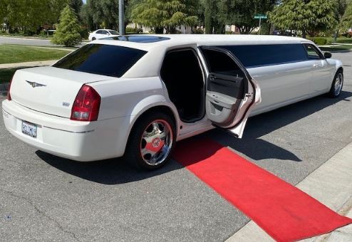 white-chrysler-300-stretch-limo